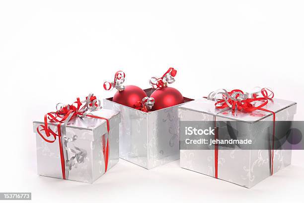 3 本のシルバーと赤のクリスマスプレゼント - 3Dのストックフォトや画像を多数ご用意 - 3D, お祝い, ちょう結び