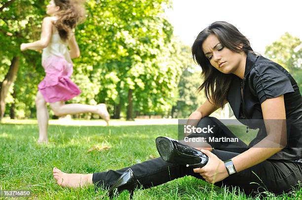 Foto de Sapatos De Distância De Volta Para A Natureza e mais fotos de stock de Adulto - Adulto, Amizade, Amizade feminina