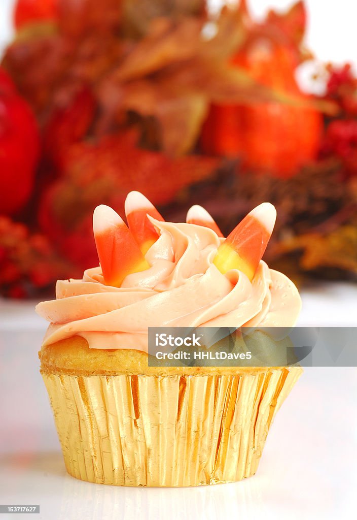 Halloween Magdalenas con glaseado con follaje otoñal - Foto de stock de Al horno libre de derechos