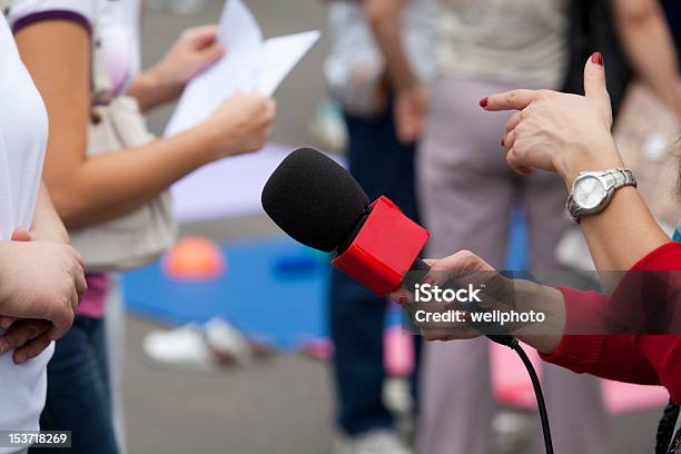 Donna Di Canto Con Microfono - Fotografie stock e altre immagini di Rosso - Rosso, Microfono, Giornalista