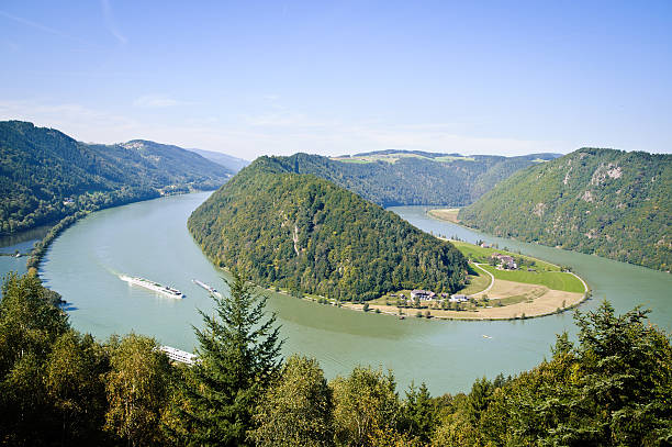 curva do rio danúbio - danube river danube valley austria valley - fotografias e filmes do acervo