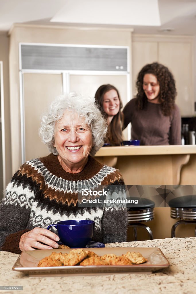 Starszy Dama w domu - Zbiór zdjęć royalty-free (Dziadek i babcia)