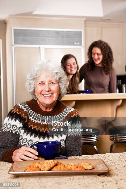 Senior Lady Em Casa - Fotografias de stock e mais imagens de Adolescente - Adolescente, Avós e Avôs, Mãe