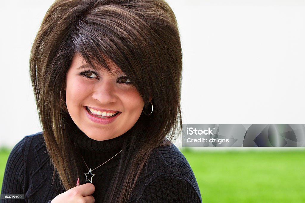 Bela adolescente sorrindo em um agasalho preto - Foto de stock de Adolescente royalty-free