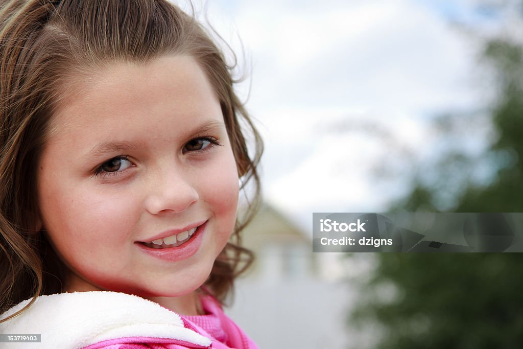 Jolie jeune fille en plein air - Photo de Arbre libre de droits