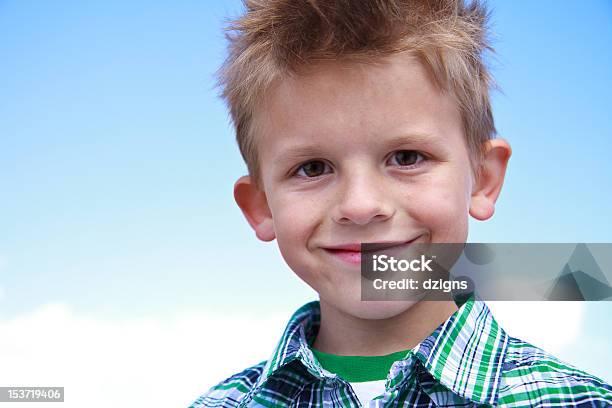Jovem Engraçado Menino Sorridente No Visualizador - Fotografias de stock e mais imagens de Alegria - Alegria, Aluno, Amizade