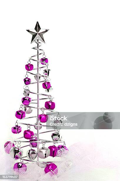 Árbol De Navidad De Rosa Y Fabricada Plata Jingle Bells Foto de stock y más banco de imágenes de Adorno de navidad