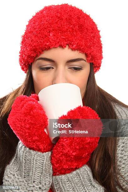 Allegra Donna In Caldo Cappello Lana Con Bevanda Calda - Fotografie stock e altre immagini di Abbigliamento