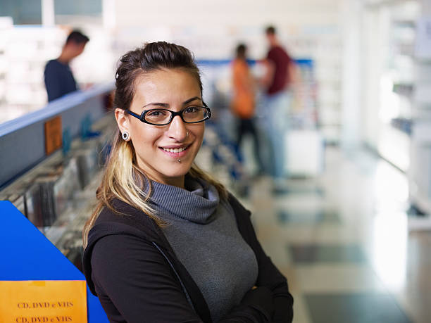 portrait of salesgirl の cd ストア - sales clerk retail sales occupation salesgirl ストックフォトと画像