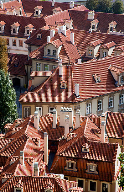 prag-dächer von little quarter - prague little quarter stock-fotos und bilder