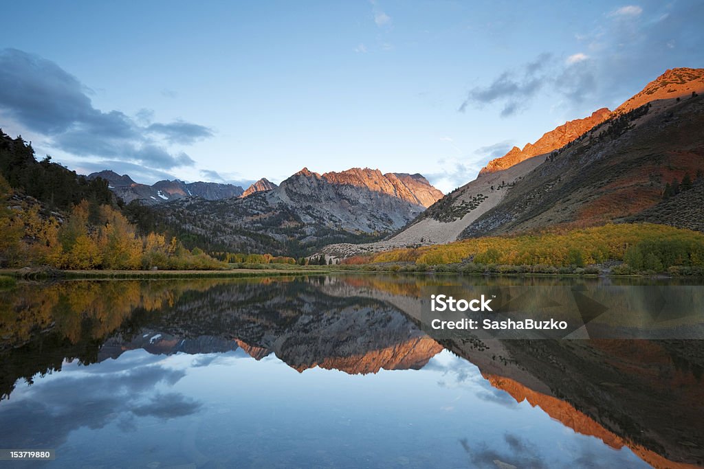Alba sul lago di montagna in California - Foto stock royalty-free di Ambientazione esterna