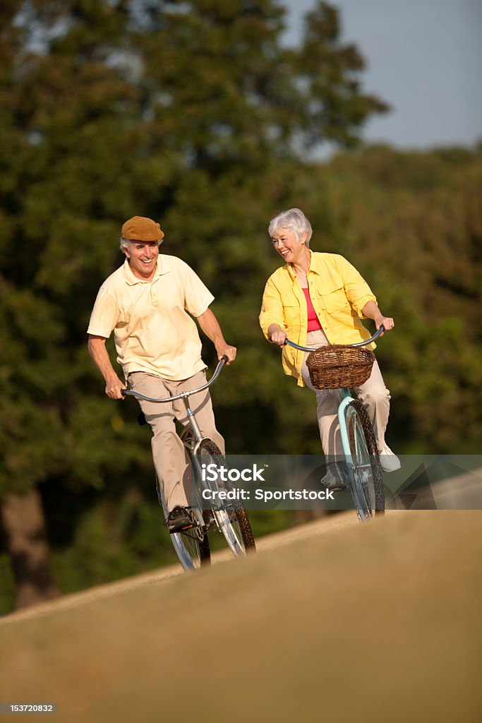 Altes Paar Radfahren - Lizenzfrei 60-69 Jahre Stock-Foto