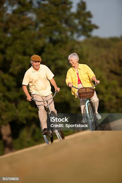 Altes Paar Radfahren Stockfoto und mehr Bilder von 60-69 Jahre - 60-69 Jahre, Aktiver Lebensstil, Aktiver Senior