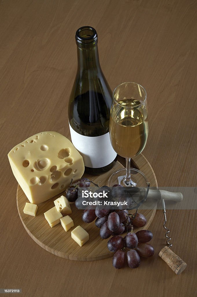 Бутылку и стакан белого вина с сыром - Стоковые фото Алкоголь - напиток роялти-фри