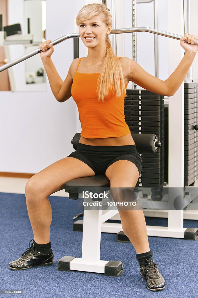 Garota em multi academia de ginástica - Foto de stock de Academia de ginástica royalty-free