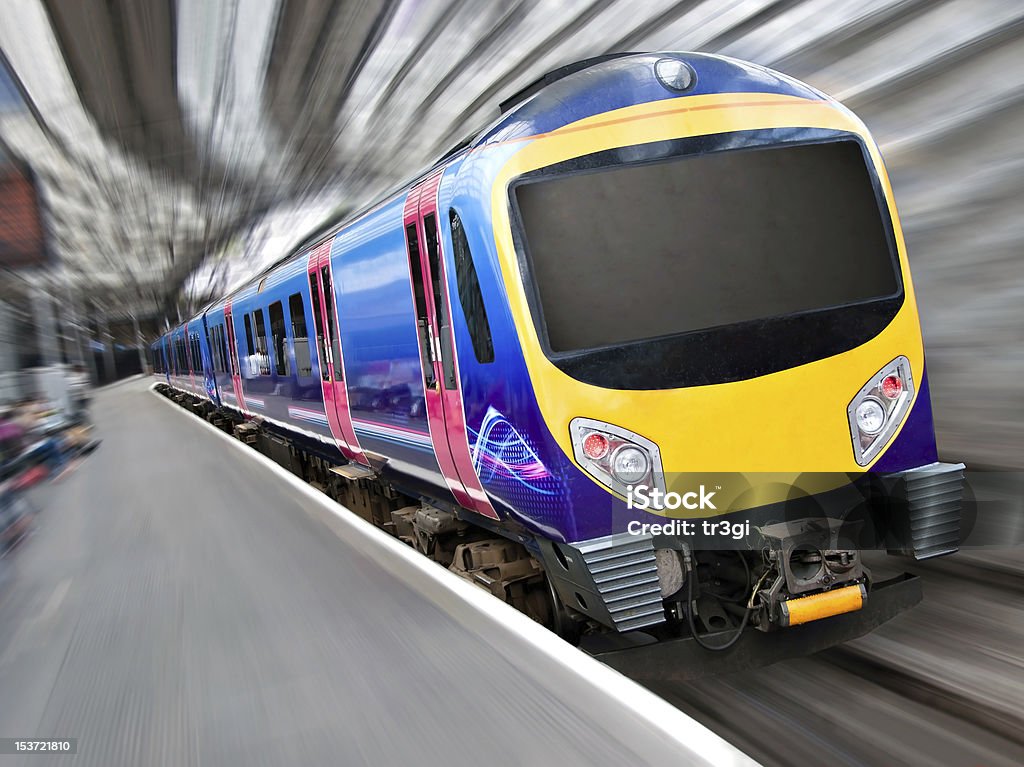 Schnelle moderne Passagierzug mit Motion Blur - Lizenzfrei Eisenbahn Stock-Foto