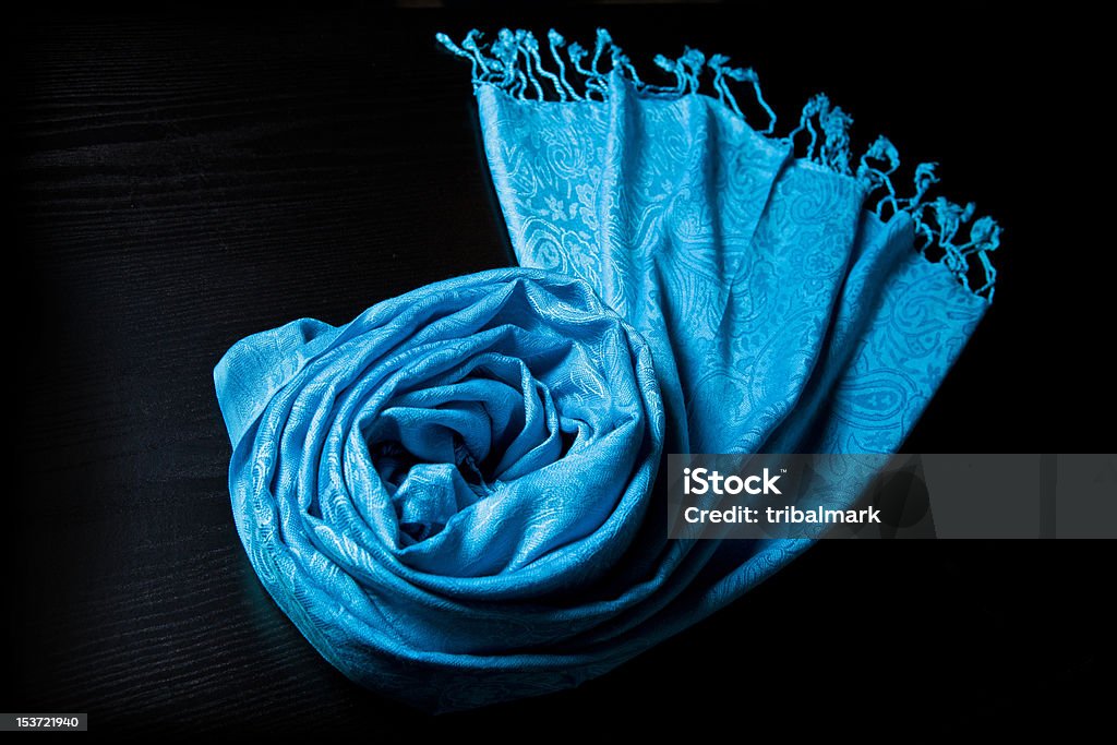 Sciarpa in cashmere blu su sfondo nero - Foto stock royalty-free di Cashmere