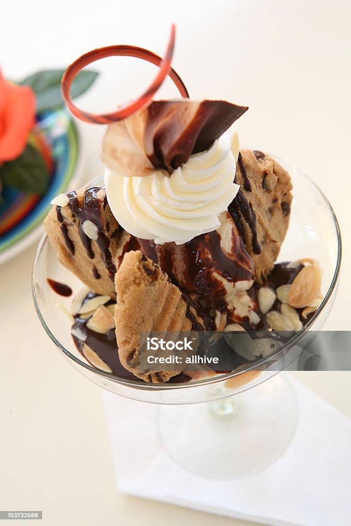 Biscotti e crema Gelato al cioccolato - Foto stock royalty-free di Alimentazione non salutare