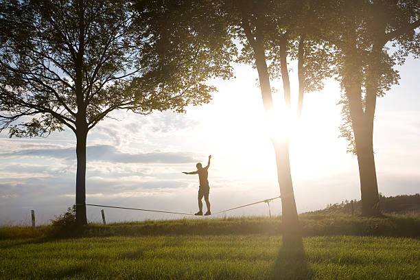 Uomo bilanciamento su un slackline - foto stock