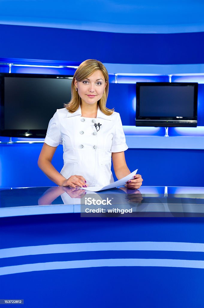 Fernsehen anchorwoman im TV-studio - Lizenzfrei Nachrichtensprecher Stock-Foto