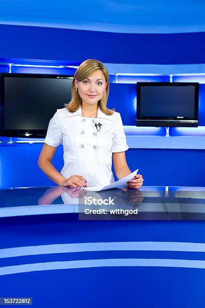 Fernsehen Anchorwoman Im Tvstudio Stockfoto und mehr Bilder von Nachrichtensprecher - Nachrichtensprecher, Fernseher, Atelier