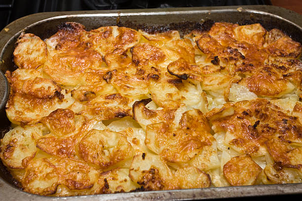 dauphinoise patate - potatoes au gratin foto e immagini stock