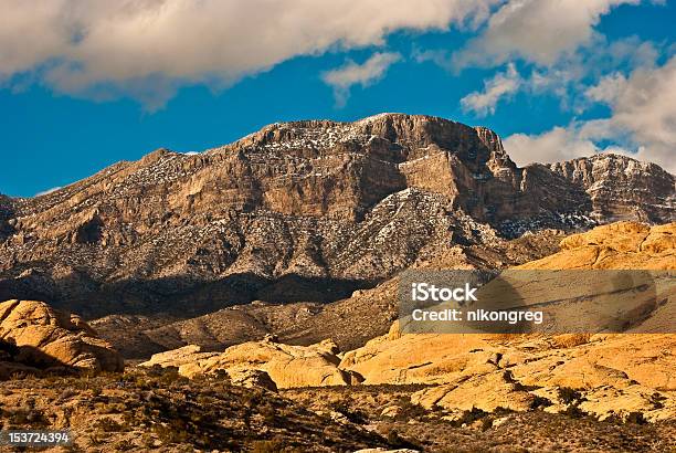 Rocky Mountain Rim Z Czerwony Kanion - zdjęcia stockowe i więcej obrazów Bez ludzi - Bez ludzi, Brzask, Chmura
