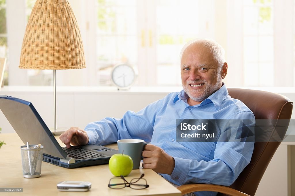 Retrato de homem idoso feliz com computador - Royalty-free Homens Idosos Foto de stock