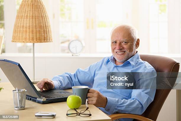 Портрет Счастливый Старший Человек С Компьютера — стоковые фотографии и другие картинки Пожилой мужчина - Пожилой мужчина, Кофе - напиток, Мужчины