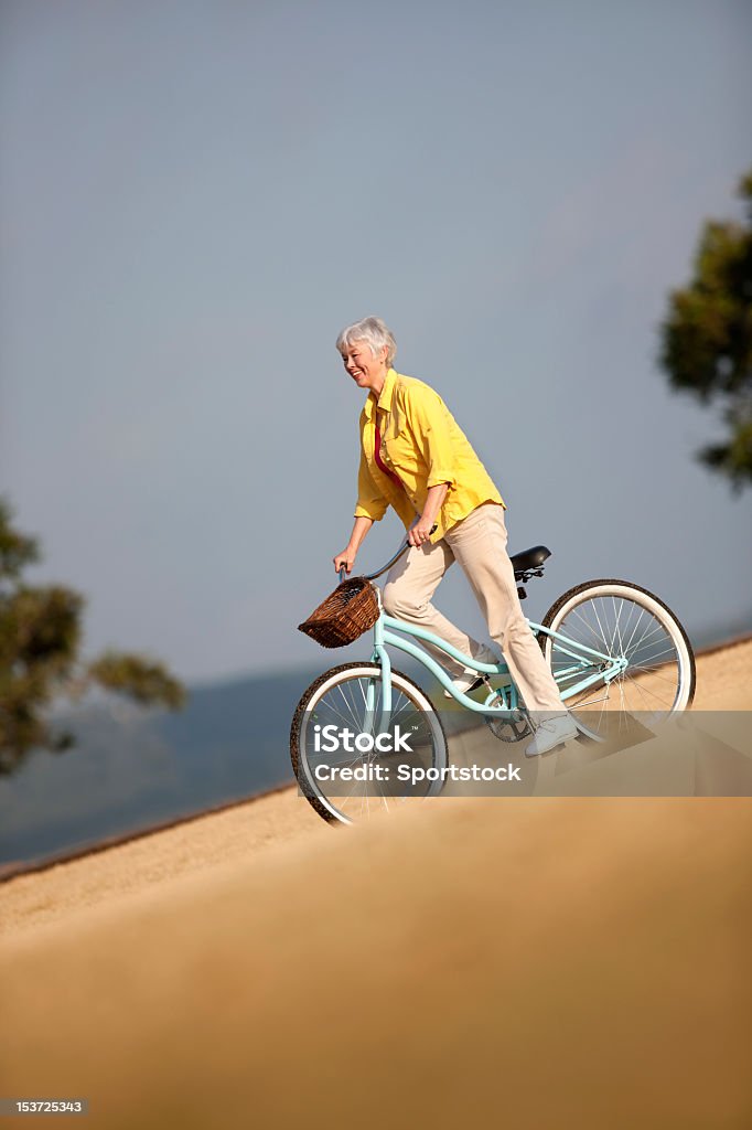 Sênior mulher ciclismo - Foto de stock de 60 Anos royalty-free