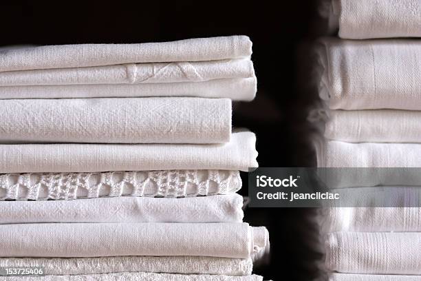 Cama Elástica Pilha E Fundo Escuro - Fotografias de stock e mais imagens de Lençol - Roupa de cama - Lençol - Roupa de cama, Pilha - Arranjo, Branco