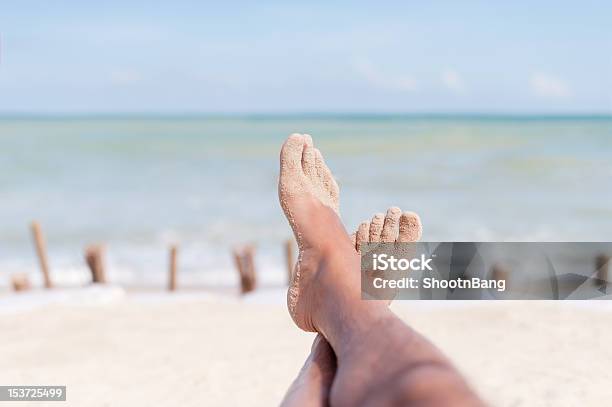 Ноги В Paradise — стоковые фотографии и другие картинки С поднятыми ногами - С поднятыми ногами, Пляж, Отпуск