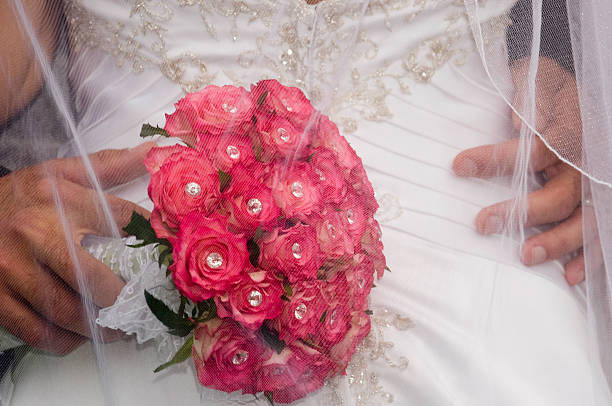 noivo de pé com mão vermelho brides bouquet na cintura - passion women human hand macro imagens e fotografias de stock