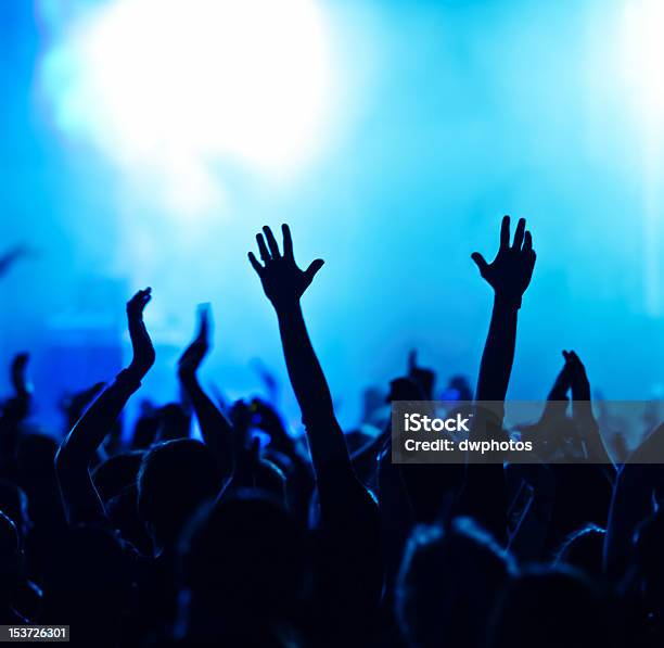 Silhuetas De Multidão De Concerto - Fotografias de stock e mais imagens de Adolescente - Adolescente, Adolescência, Ambiente