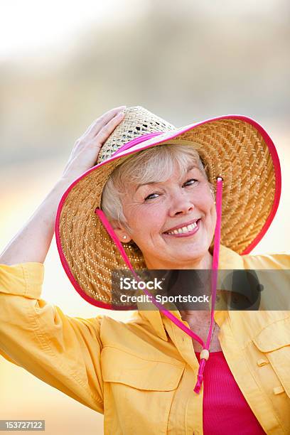 Retrato De Una Mujer Mayor Foto de stock y más banco de imágenes de Cabello canoso - Cabello canoso, Foto de cabeza, Fémina