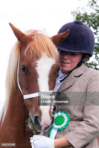 Bonito Menina E Os Vencedores Do Prémio De Pônei Com Rosettaobject Name Optional - Fotografias de stock e mais imagens de Concurso de Saltos Hípicos