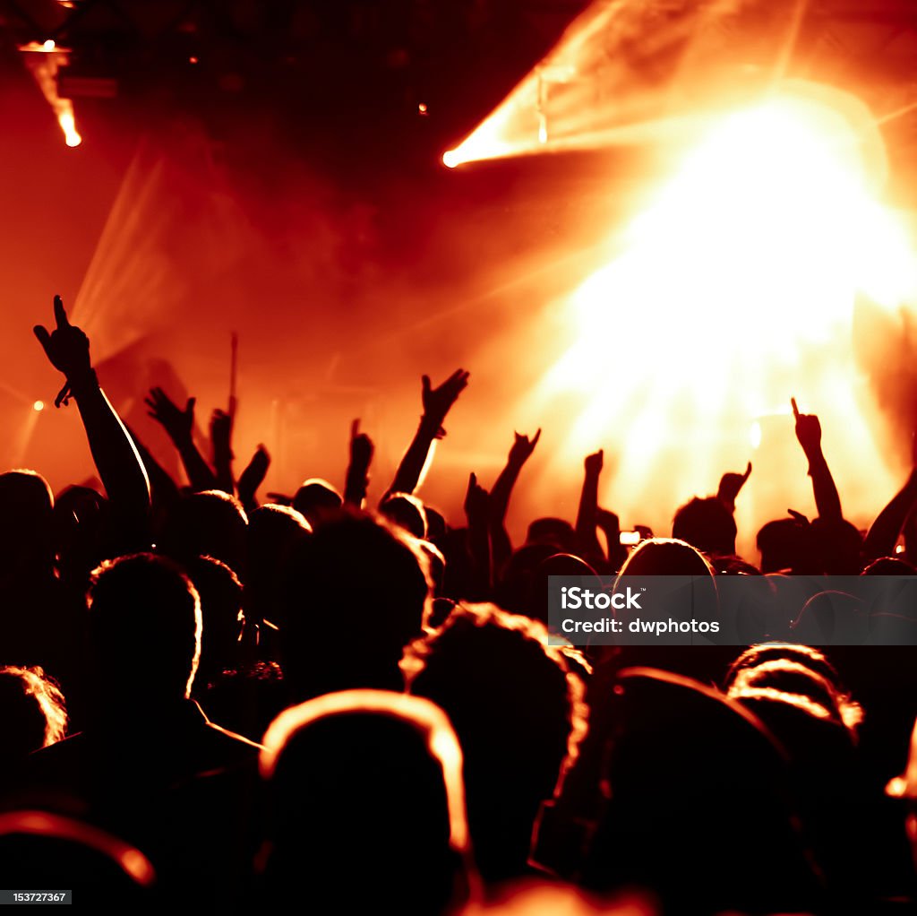 Silhuetas de multidão Aplaudindo o concerto - Foto de stock de Adolescente royalty-free