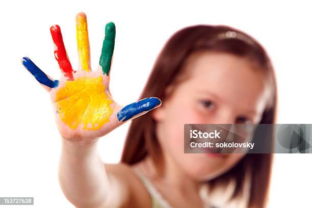 Acht Jahre Altes Mädchen Mit Bunten Hand Stockfoto und mehr Bilder von Fünf Gegenstände - Fünf Gegenstände, Kind, Aufregung