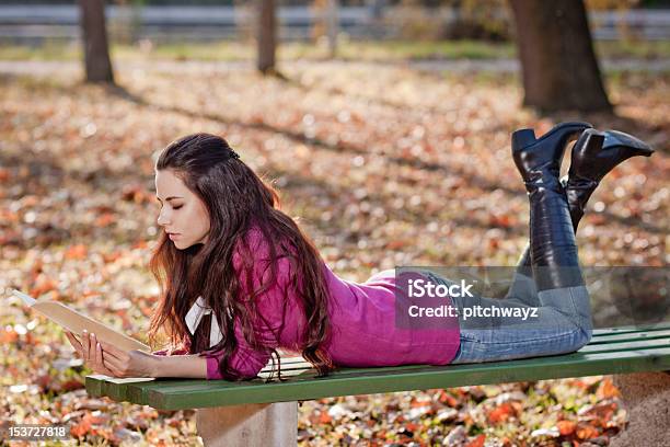 若い女性の読書 Studen 公園で - 1人のストックフォトや画像を多数ご用意 - 1人, 20-24歳, 2000年代