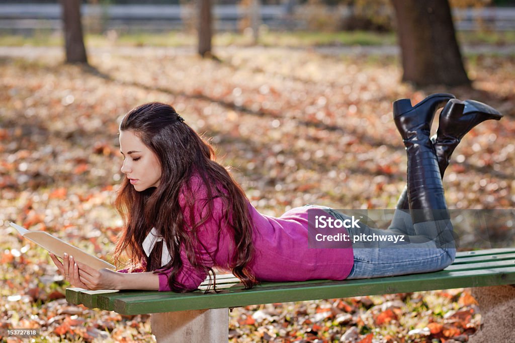 Jovem garota studen, lendo livro no parque - Foto de stock de 20 Anos royalty-free