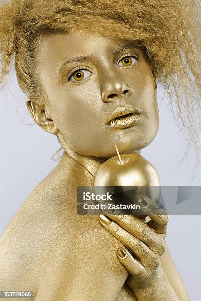 Golden Chica Con Manzana Foto de stock y más banco de imágenes de Adornos corporales - Adornos corporales, Adulto, Adulto joven