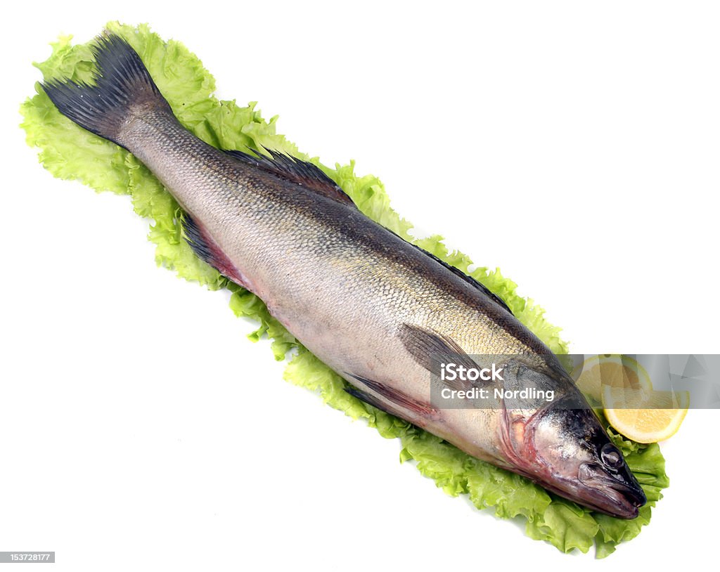 Peixe fresco e limão com Salada - Foto de stock de Barbatana - Parte do corpo animal royalty-free