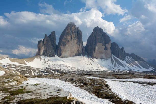 beau paysage alpin. montagne tre cime dans les dolomites, italie - cumuliform photos et images de collection