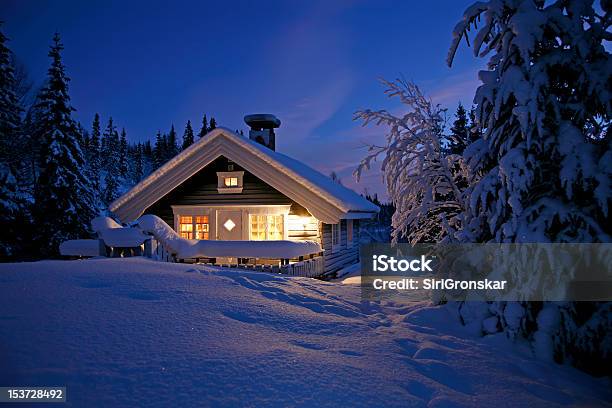 Snowbound Domek - zdjęcia stockowe i więcej obrazów Śnieg - Śnieg, Zima, Dom z bali