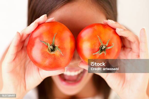 Indivíduos Saudáveis Tomate Mulher Divertir - Fotografias de stock e mais imagens de 20-24 Anos - 20-24 Anos, 20-29 Anos, 25-29 Anos