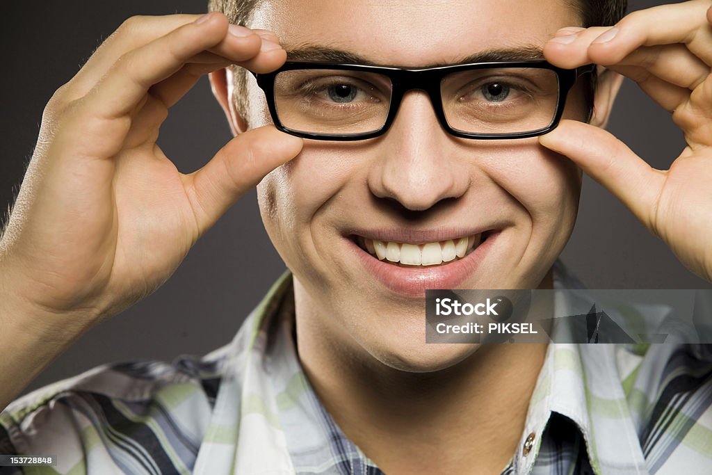 Heureux jeune homme portant des lunettes - Photo de Adulte libre de droits