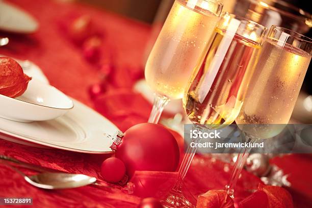 Entorno Elegante Mesa De Navidad En Rojo Foto de stock y más banco de imágenes de Bebida - Bebida, Belleza, Blanco - Color