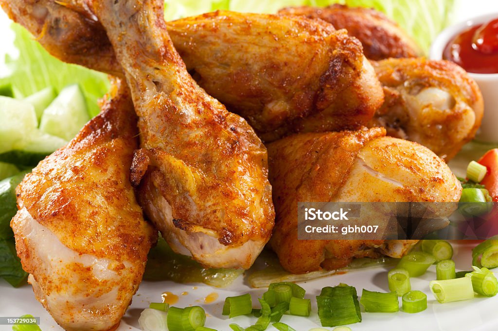 Roasted chicken drumsticks/Coxas de Frango ao forno - Foto de stock de Alface royalty-free