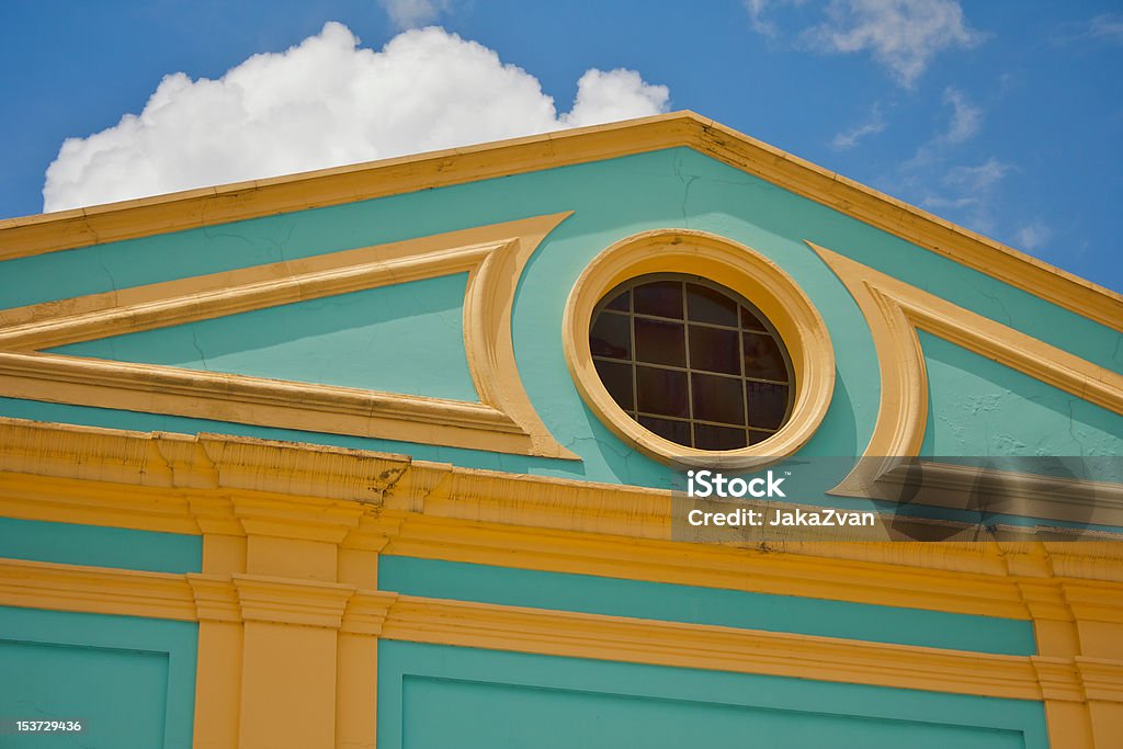 Красочные здания окна деталь с круглыми - Стоковые фото Белен - Бразилия роялти-фри