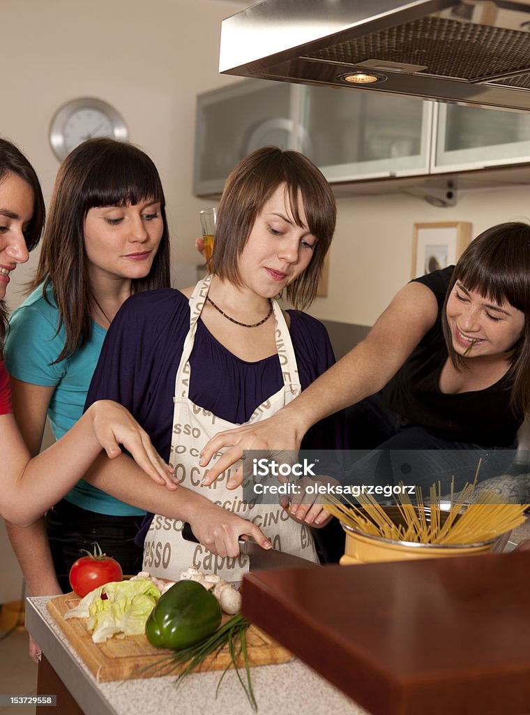 Amigos preparando una ensalada - Foto de stock de Adulto libre de derechos